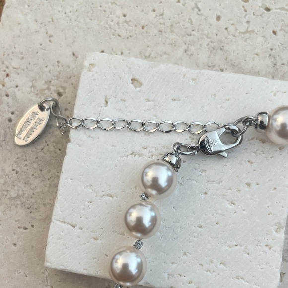 VIVIENNE Westwood Elegant Pearl Necklace with Silver Pendant - Picture 3 of 3